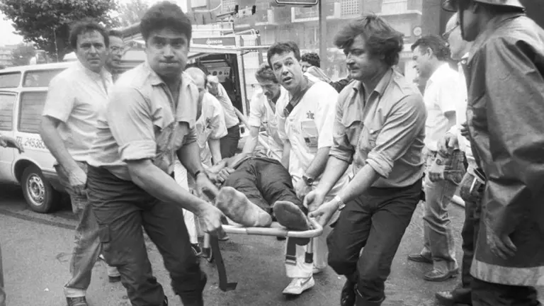 Una de las imágenes del sanguinario atentado terrorista cometido por ETA en el Hipercor de Barcelona Archivo EFE