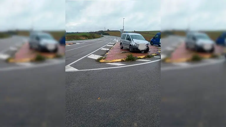 Los dos vehículos implicados en el accidente de Arróniz