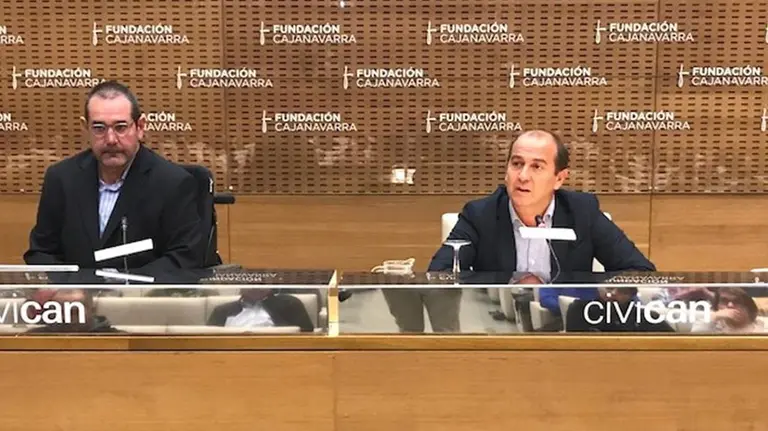 Javier Miranda y Javier Fernández en la Fundación Caja Navarra CEDIDA