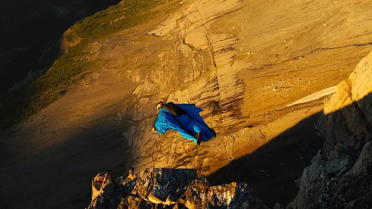 Un hombre practicando paracaidismo en Suiza