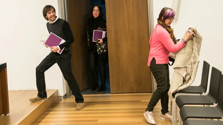 Los parlamentarios de Podemos-Ahal Dugu Ainhoa Aznárez, Mikel Buil y Tere Sáez comentan su apoyo a los presupuestos de Navarra de 2019 (06). IÑIGO ALZUGARAY