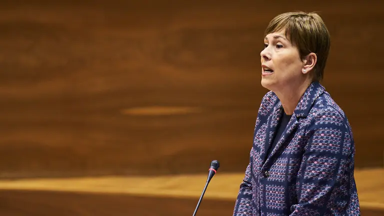 La Presidenta del Gobierno Uxue Barkos en sesión Parlamentaria. MIGUEL OSÉS