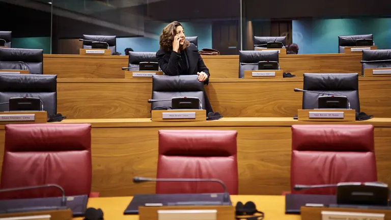 La parlamentaria Laura Pérez (PODEMOS-ORAIN BAI) antes del comienzo del pleno. MIGUEL OSÉS