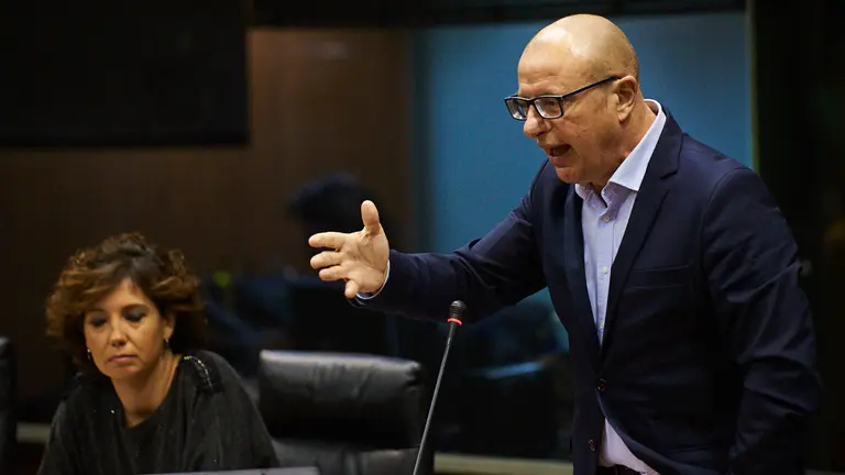 Carlos Jimeno Gurpegui (PSN) durante el pleno parlamentario. MIGUEL OSÉS