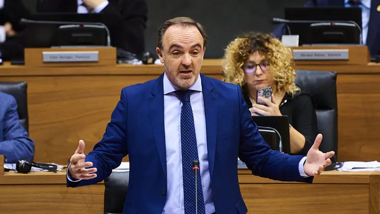 Javier Esparza (UPN) se dirije al hemiciclo durante el pleno parlamentario. MIGUEL OSÉS