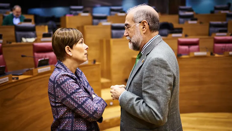 La Presidenta del Gobierno Uxue Barkos y el Consejero de Salud Fernando Domínguez antes del pleno parlamentario. MIGUEL OSÉS1