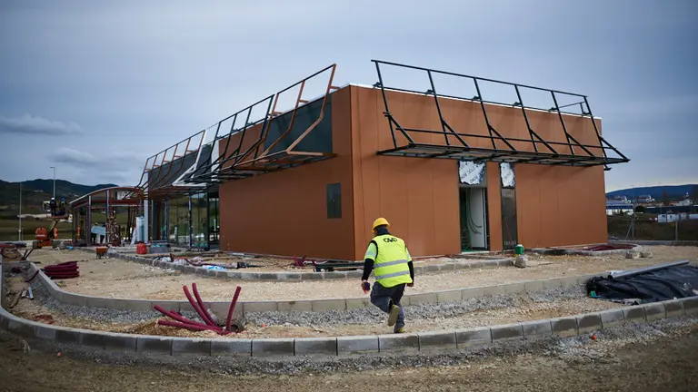 Obras de la construcción de un nuevo McDonals en Sarriguren. MIGUEL OSÉS