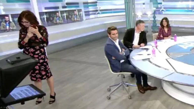 La periodista Ana Rosa Quintana escucha en directo un mensaje que le hace llegar el presunto estafador conocido como gigoló del amor TELECINCO