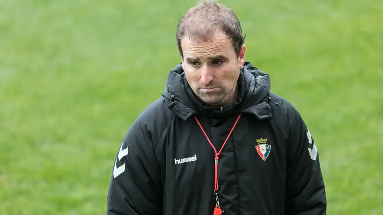 Jagoba Arrasate durante el entrenamiento de Osasuna en El Sadar en víspera del partido ante el Deportivo en La Coruña (13). IÑIGO ALZUGARAY