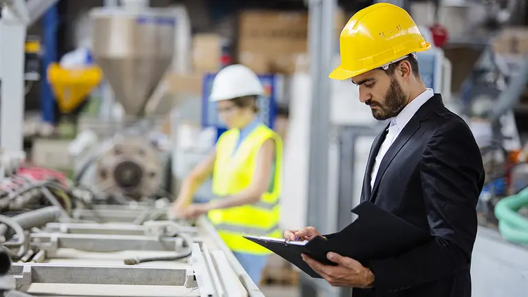 Imagen de un inspector de trabajo supervisando los procesos que llevan a cabo los empleados de una fábrica. ARCHIVO