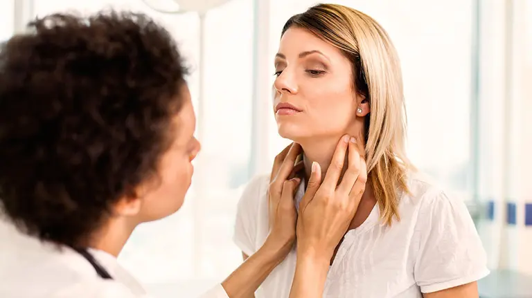 Una doctora atiende a una paciente aquejada de un dolor en la garganta con una posible lesión en las cuerdas vocales ARCHIVO