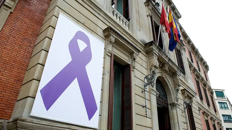 El lazo morado contra la violencia machista preside la fachada del Parlamento foral. PARLAMENTO DE NAVARRA