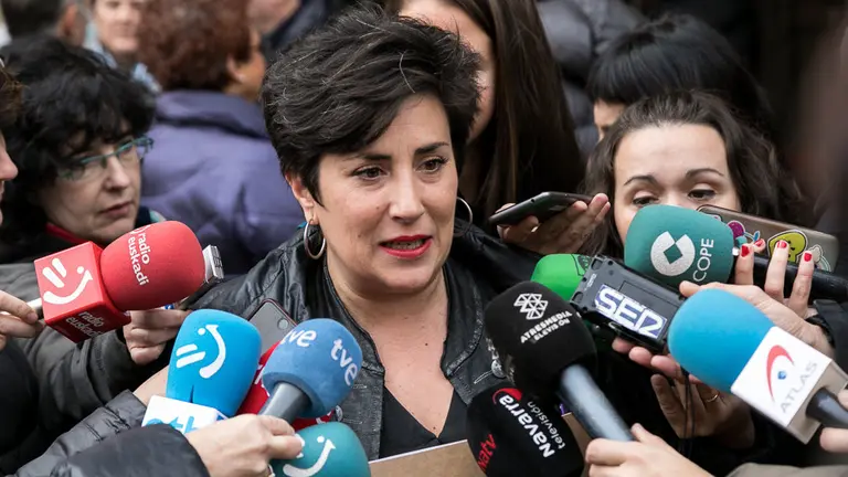 María Solana atiende a los medios tras la concentración con motivo del Día Internacional para la eliminación de la violencia contra las mujeres (06). IÑIGO ALZUGARAY