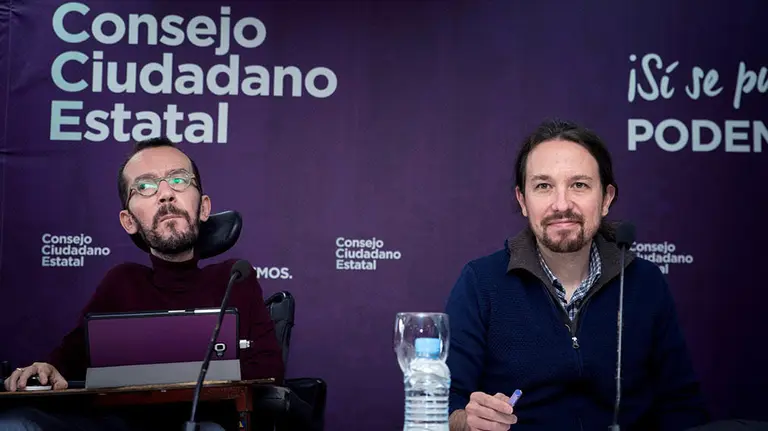 GRAF4723. MADRID, 23/11/2018.- El secretario general de Podemos, Pablo Iglesias (d), junto al secretario de Organización, Pablo Echenique (i), durante la reunión de urgencia del Consejo Ciudadano Estatal del partido, el máximo órgano de dirección ante asambleas, celebrada hoy para analizar la situación política y la posibilidad de un adelanto electoral si el Gobierno no logra aprobar los presupuestos. EFE/Luca Piergiovanni