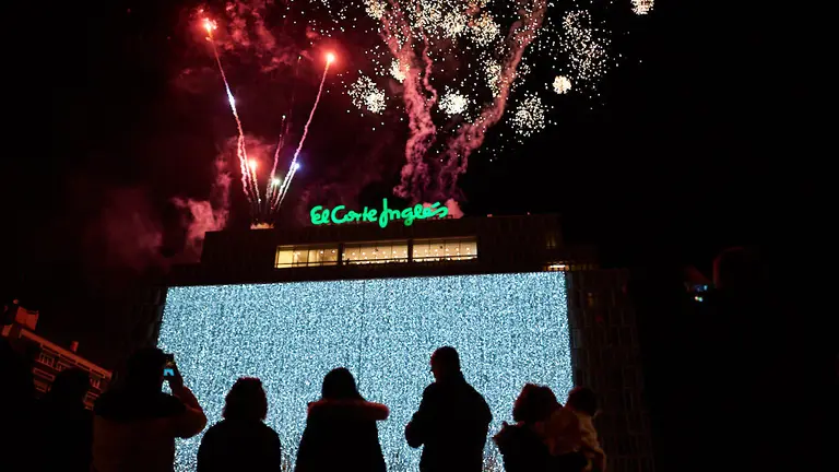 Encendido de las luces navideñas de El Corte Ingles con un espectáculo de fuegos artificiales. MIGUEL OSÉS