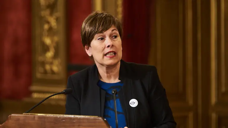 La Presidenta del Gobierno de Navarra Uxue Barkos sorprende a los visitantes del Palacio de Navarra. MIGUEL OSÉS