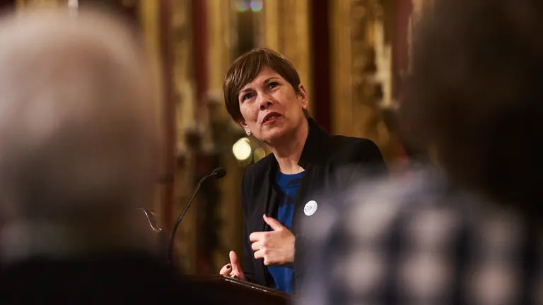 La Presidenta del Gobierno de Navarra Uxue Barkos sorprende a los visitantes del Palacio de Navarra. MIGUEL OSÉS