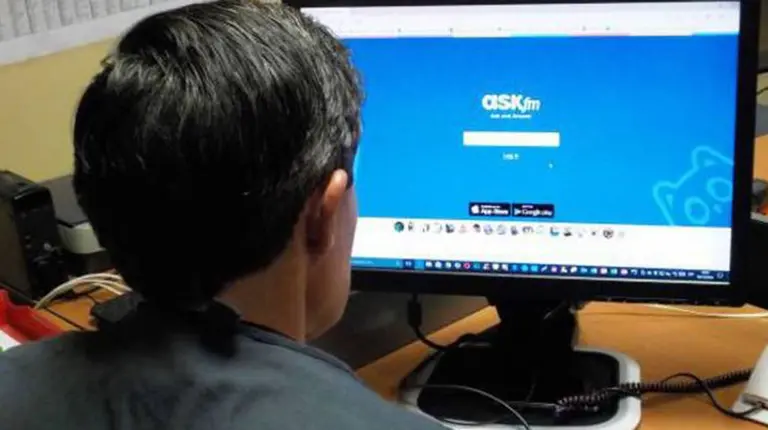 Una persona consulta una página web POLICÍA FORAL