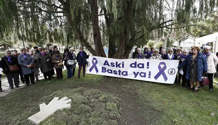 GRAF5345. BURLADA (NAVARRA), 24/11/2018.- Burlada ha celebrado hoy un acto de recuerdo por las mujeres víctimas de la violencia machista y en especial por sus vecinas Jeanella Zaruma Cabrera, de 22 años, y Blanca Esther Marqués, de 48, asesinadas ambas por sus parejas en 2011 y 2017, en el parque municipal de la localidad navarra. EFE/Jesús Diges