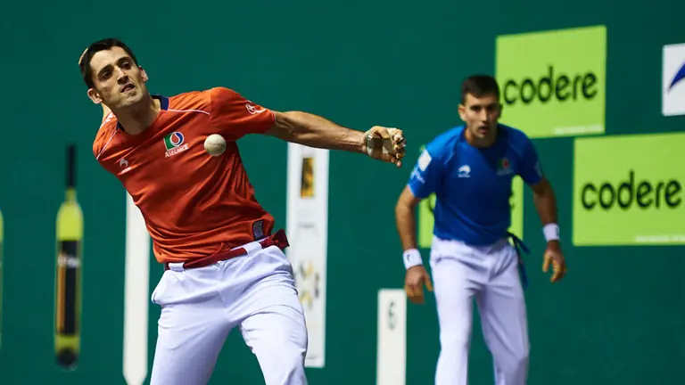 Campeonato Parejas entre Olaizola II - Albisu contra Urrutikoetxea - Aretxabaleta en el frontón Labrit de Pamplona. MIGUEL OSÉS 8