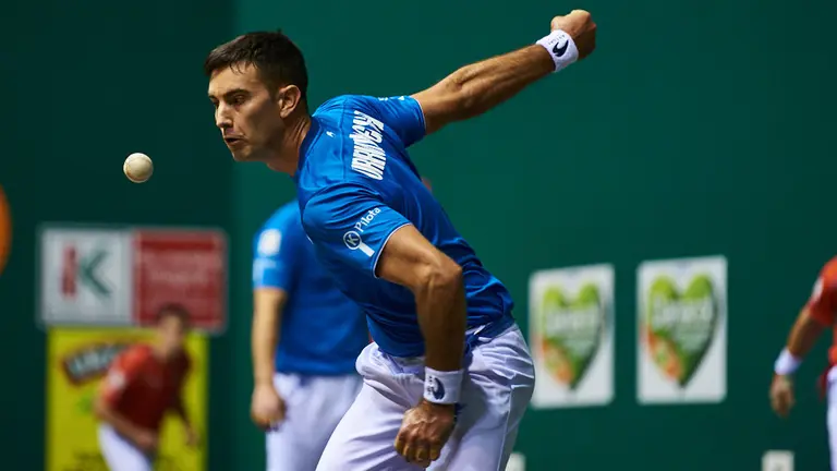 Campeonato Parejas entre Olaizola II - Albisu contra Urrutikoetxea - Aretxabaleta en el frontón Labrit de Pamplona. MIGUEL OSÉS 11