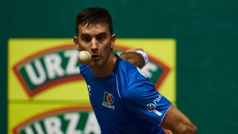 Campeonato Parejas entre Olaizola II - Albisu contra Urrutikoetxea - Aretxabaleta en el frontón Labrit de Pamplona. MIGUEL OSÉS 17