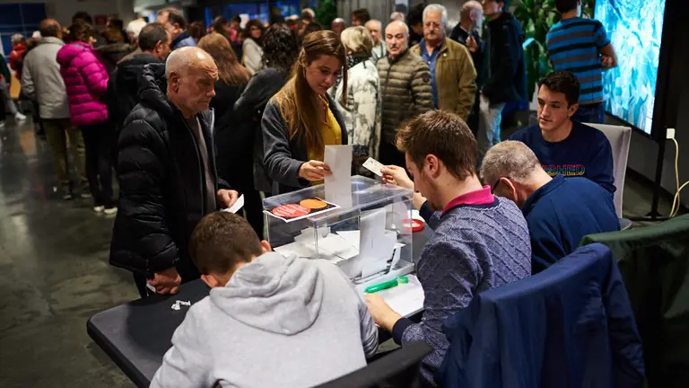Votación en Zizur Mayor sobre la celebración de vaquillas en la localidad. MIGUEL OSÉS 3