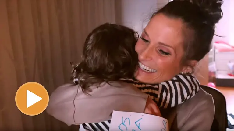 Verdeliss abraza a uno de sus hijos. YOUTUBE PLAYER