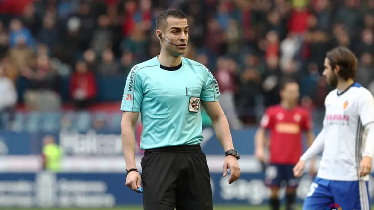 El árbitro Santiago Varón Aceitón en el partido Osasuna - Zaragoza (1-2) de la temporada pasada en El Sadar. La Liga.