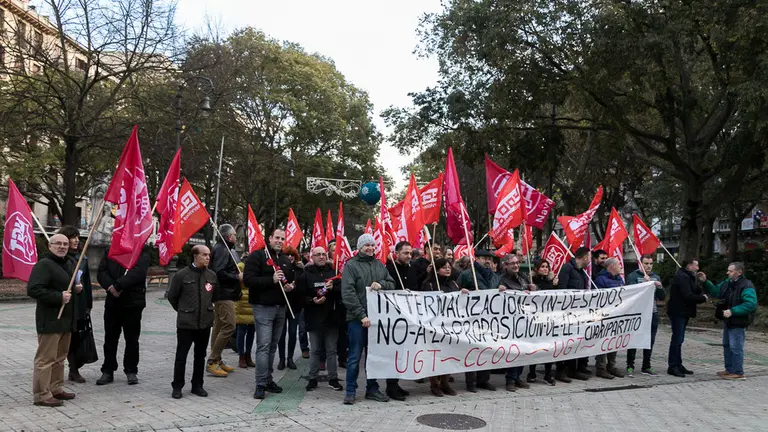 Concentración de CCOO contra la ley que &#39;pretende facilitar&#39; el despido de trabajadores de servicios públicos que sean subrogados (02). IÑIGO ALZUGARAY