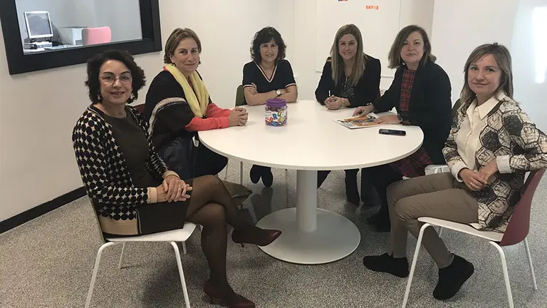 Responsables del Gobierno vasco junto a las representantes de Navarra