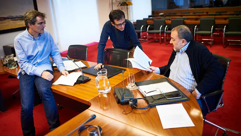 La comisión de investigación sobre la actividad de Sodena analiza la documentación e información recibida. MIGUEL OSÉS