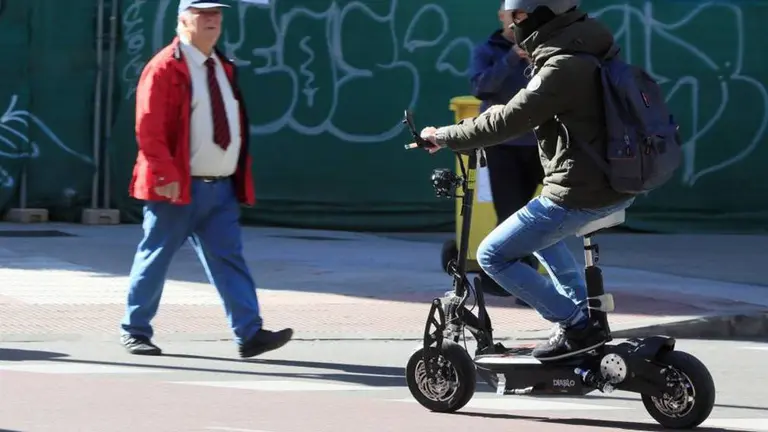 Un hombre circula en un patinete. EFE
