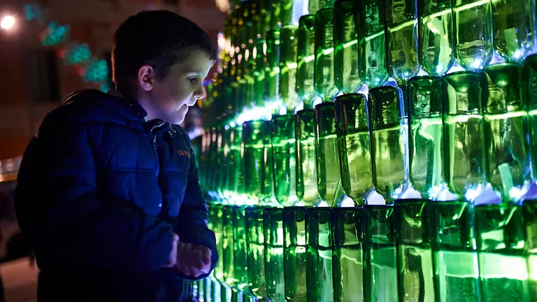 Encendido del árbol de la Mancomunidad de la Comarca de Pamplona en la plaza de Baluarte. MIGUEL OSÉS 14