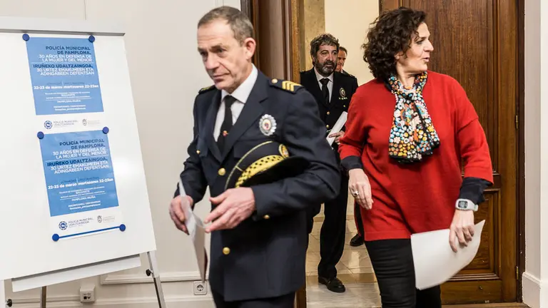 La concejala Itziar Gómez, Jesús Munárriz y Ángel Beortegui, presenta los actos de celebración del 30º aniversario la Unidad de Protección y Atención Social de Policía Municipal (01). IÑIGO ALZUGARAY