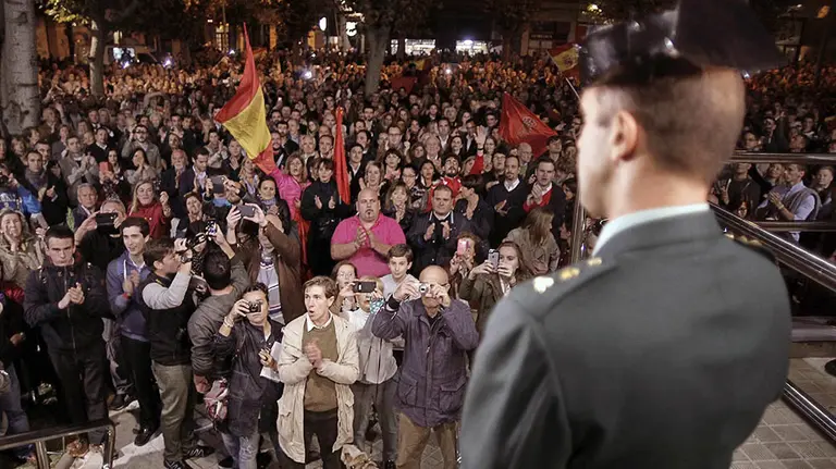 GRA405. PAMPLONA. 17/10/2016.- Concentración, convocada por La asociación Vecinos de Paz Berriozar en solidaridad con la Guardia Civil tras la agresión a dos agentes y sus parejas en Alsasua, esta tarde frente a la Comandancia de la Guardia Civil en la Avenida de Galicia, en Pamplona. EFE/Iván Aguinaga