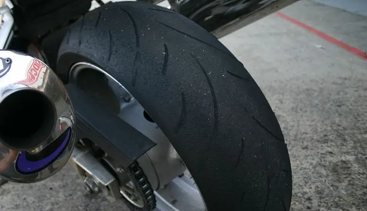 Imagen de la rueda trasera de una moto ARCHIVO