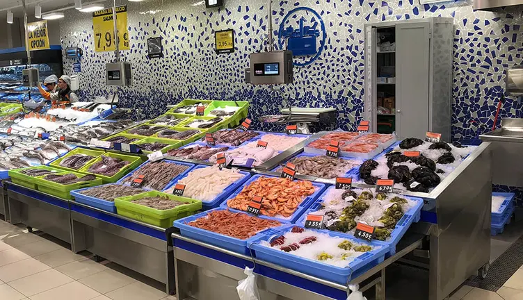 Imagen de un puesto depescadería de Mercadona en sus nuevos modelos de supermercados eficientes CEDIDA