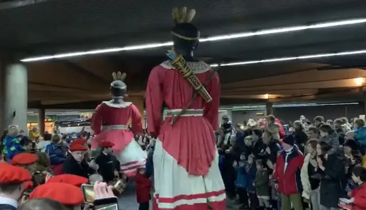 La despedida de Toko Toko y Braulia en la última salida de los gigantes de Pamplona por el Día de San Saturnino NAVARRACOM