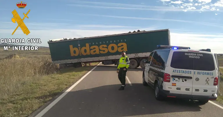 Imagen del camión que se ha salido de la carretera en Carcastillo y ha hecho la tijera. GUARDIA CIVIL