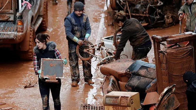 GRAFCAV160. ELIZONDO, 29/11/2018.- La escritora Dolores Redondo, en un cameo de una de las escenas de la película de La Trilogía del Baztan que se está rodando en dicha localidad navarra. En Elizondo ha comenzado el rodaje de la segunda y la tercera película de la trilogía de la escritora Dolores Redondo, el &#34;Legado en los huesos&#34; y &#34;Ofrenda a la tormenta&#34;, dirigidas por Fernando González Molina. EFE/Jesús Diges