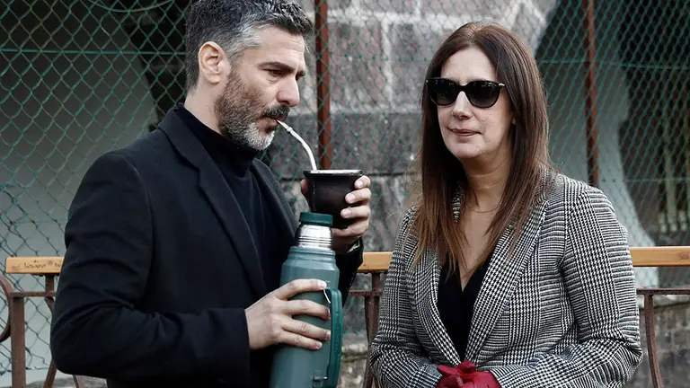 GRAFCAV163. ELIZONDO (NAVARRA), 29/11/2018.- La escritora Dolores Redondo (d) y el actor argentino Leonardo Sbaraglia (i), en un descanso del rodaje hoy en Elizondo de una de las escenas de la película de La Trilogía del Baztan que se está rodando en dicha localidad navarra. En Elizondo ha comenzado el rodaje de la segunda y la tercera película de la trilogía de la escritora Dolores Redondo, el &#34;Legado en los huesos&#34; y &#34;Ofrenda a la tormenta&#34;, dirigidas por Fernando González Molina. EFE/Jesús Diges