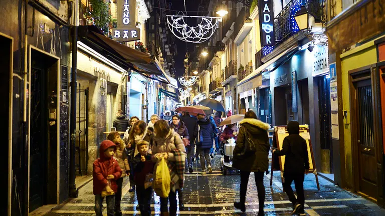 Las luces de navidad adornan Pamplona a menos de un mes de la Navidad. MIGUEL OSÉS 1