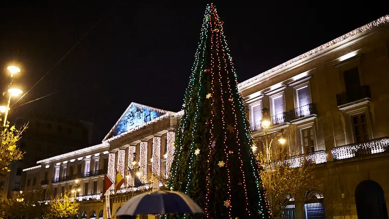 Las luces de navidad adornan Pamplona a menos de un mes de la Navidad. MIGUEL OSÉS 11