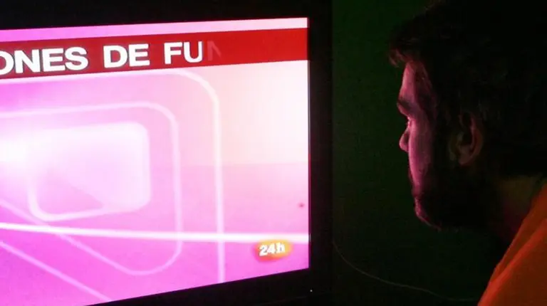 Una persona ve la televisión EUROPA PRESS