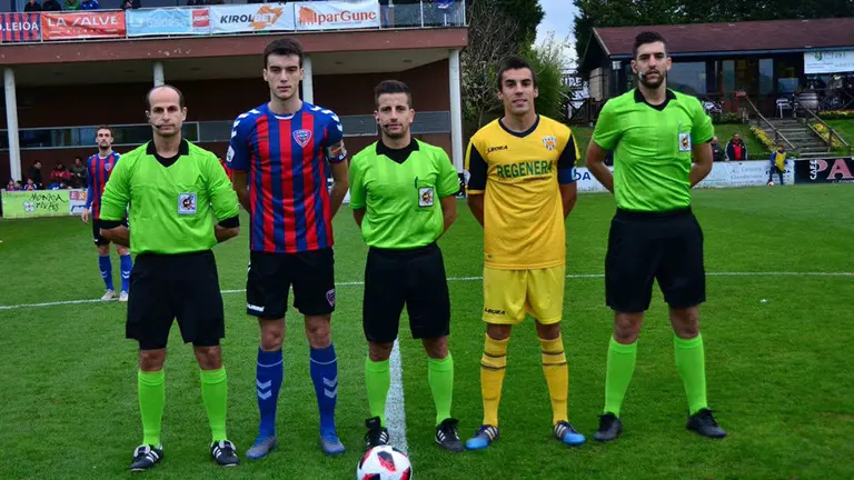 Trio arbitral y capitanes del Leioa - Izarra en Sarriena. Twitter SD Leioa.