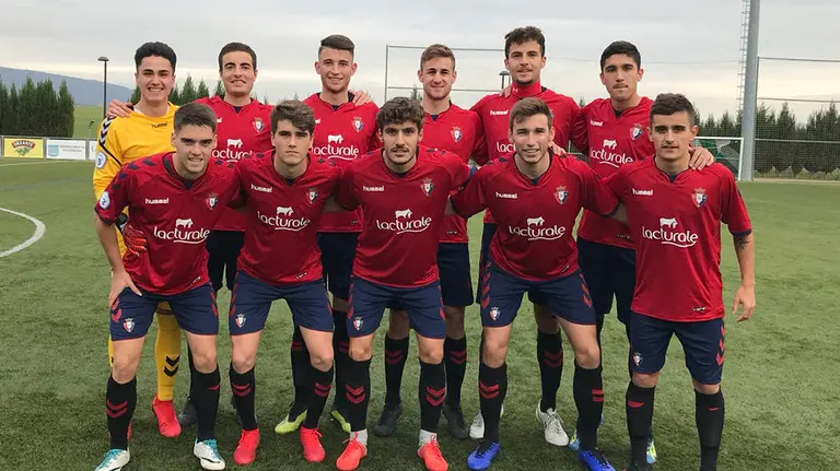 Equipo titular del filial de Osasuna en el campo del Pamplona. Foto CA Osasuna.