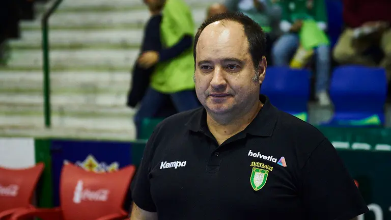 Iñaki Ániz El Helvetia Anaitasuna se enfrenta al Balonmano Benidorm en partido de la duodécima jornada de la Liga Asobal. MIGUEL OSÉS 1