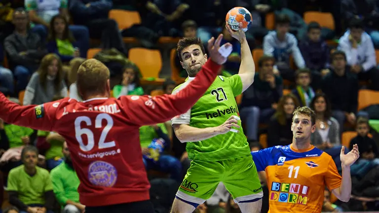 El Anaitasuna se enfrenta al Balonmano Benidorm en partido de la duodécima jornada de la Liga Asobal. MIGUEL OSÉS 8