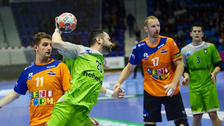 El Helvetia Anaitasuna se enfrenta al Balonmano Benidorm en partido de la duodécima jornada de la Liga Asobal. MIGUEL OSÉS 17